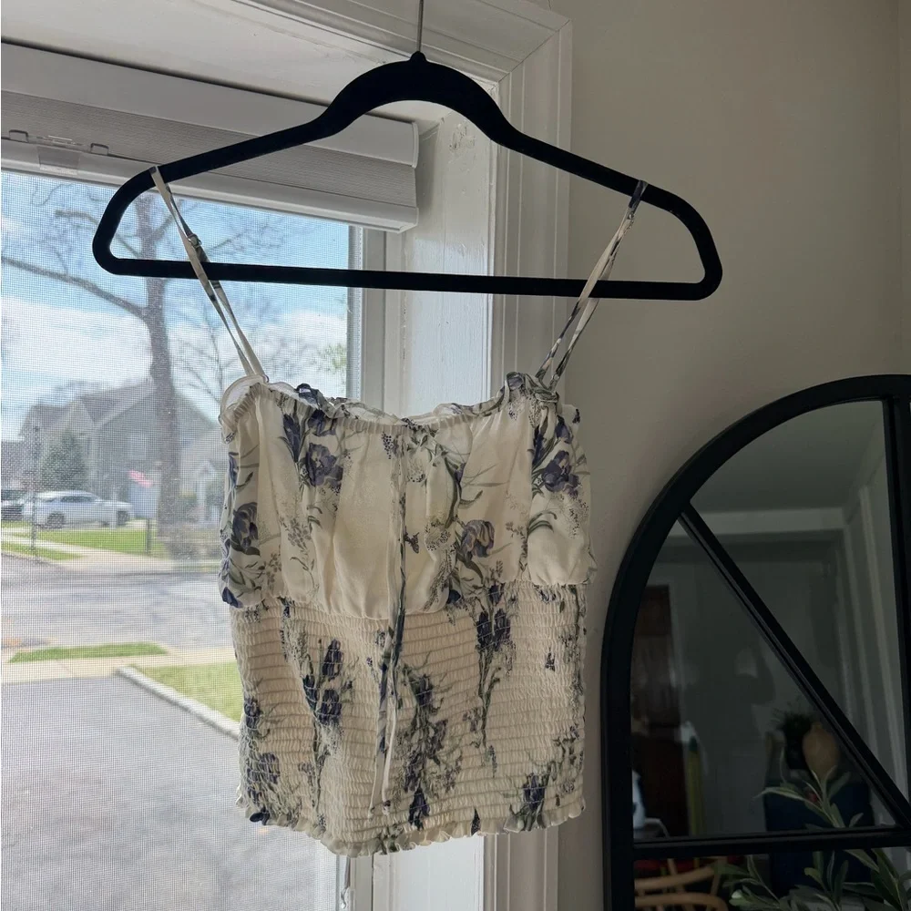 Reformation Floral Smocked Cami Top - White & Blue
Size small
Worn 2x - Picture 1 of 2